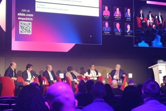 David on stage moderating the Wallets, Apps and Payments session