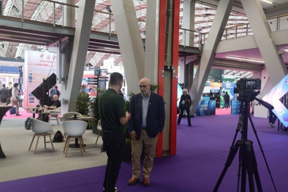 Money 2020 Europe - Fintech Garden Podcast Recording. David Birch stood chatting to Igor in front of the camera